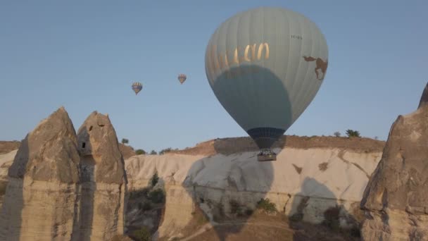 Movimento Della Fotocamera Sinistra Mongolfiera Passando Attraverso Camini Fatati Vicino — Video Stock