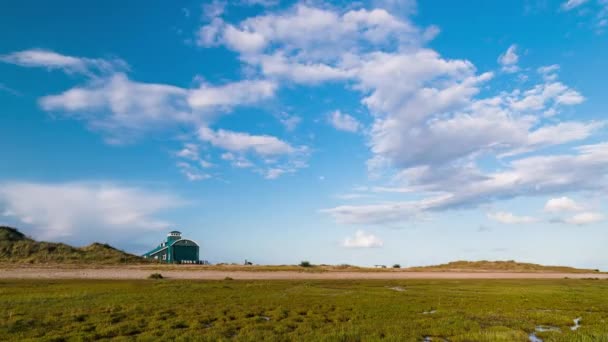 Kuzey Norfolk Sahilinde Issız Bir Cankurtaran Botu Evi — Stok video