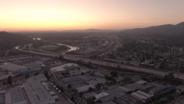 美国加利福尼亚州格伦代尔市日落时分的高空水平平底锅 面对着太阳 134号公路的交叉口繁忙 交通流量适中 — 图库视频影像