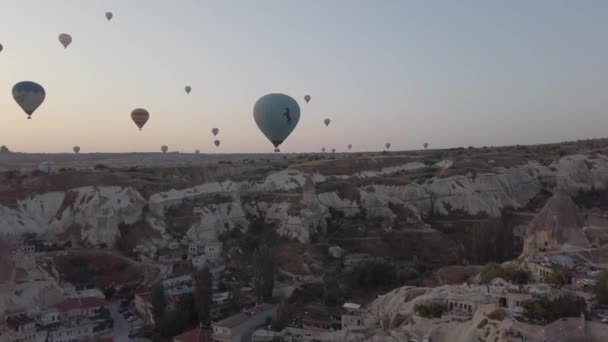 Sabahın Erken Saatlerinde Goreme Üzerinde Sıcak Hava Balonuyla Soldan Sağa — Stok video