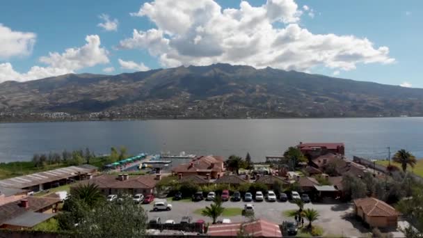Dron Tilt Câmera Mover Cidade Reveladora Lago San Pablo Equador — Vídeo de Stock