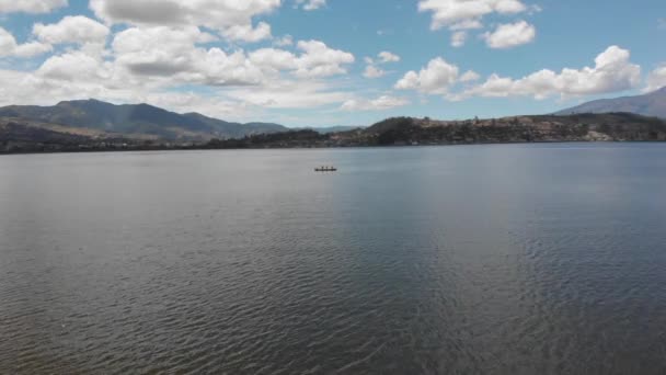 Dron Voar Sobre Lago San Pablo Aproximando Alguns Pescadores Barco — Vídeo de Stock