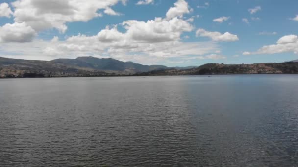 Dron Baixa Voar Sobre Lago San Pablo Perto Costa — Vídeo de Stock