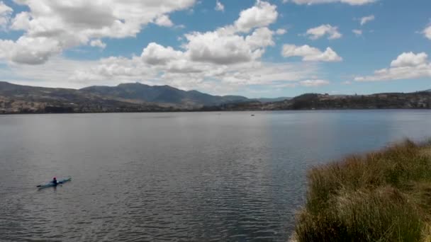 Dron Voando Para Trás Revelando Dois Kayacks Lago San Pablo — Vídeo de Stock