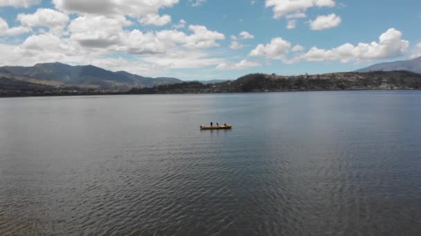 Dron Voar Sobre Lago San Pablo Barco Com Pescadores — Vídeo de Stock
