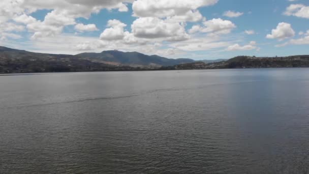 Dron Voando Sobre Lago San Pablo Revelando Algumas Pequenas Ondas — Vídeo de Stock