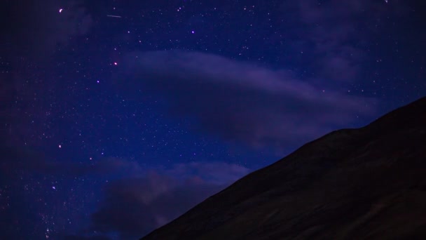 Błękitne Niebo Mlecznej Drogi Schodzącej Zbocze Himalajów Spadającymi Gwiazdami Samolotami — Wideo stockowe