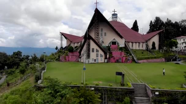 Letecký Jeřáb Záběr Katedrály Kohima Postavené Naga Architecture Pokryté Mlhou — Stock video