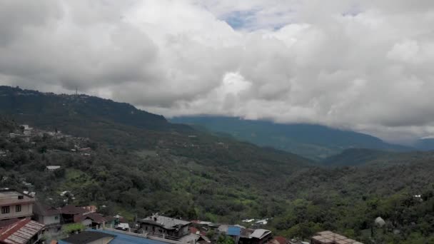 Aerial Panning Ripresa Della Città Kohima Coperto Nebbia Nagaland India — Video Stock