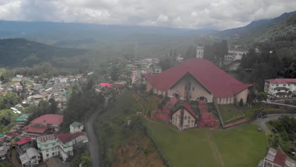 Luchtfoto Van Kohima Kathedraal Gebouwd Naga Architectuur Bedekt Mist Nagaland — Stockvideo