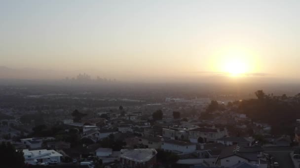 日の出の間にロサンゼルスから豪華な空中牽引が明らかに — ストック動画