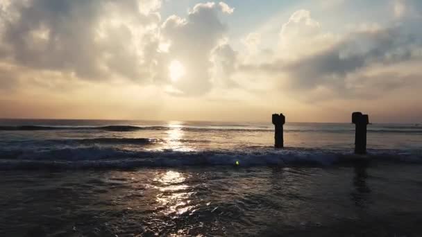 4Kインド ポンディシェリ港付近の海の波に強い解体された港柱の静止画 — ストック動画