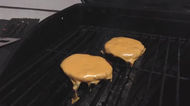Doi Cheeseburgeri Grătar Gaz Brânză Lentă Topire — Videoclip de stoc
