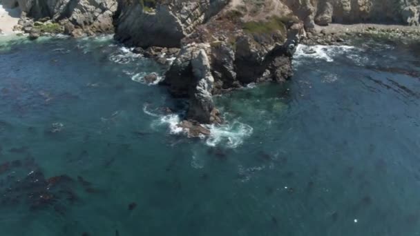 米国カリフォルニア州のハイウェイ1号線近くのノートリー ランディング ビューポイントによって 太平洋の空のビーチと岩の多い海岸を明らかにするわずかな傾きで水平方向の航空運動 — ストック動画