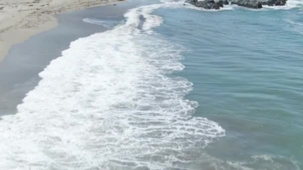 Χαμηλό Υψόμετρο Εναέρια Ανάκλιση Πάνω Από Κύματα Συντρίβεται Άδεια Παραλία — Αρχείο Βίντεο