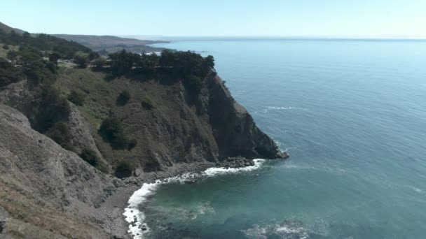 Медленно Двигающаяся Антенна Ragged Point Шоссе Калифорнии Сша Маленькие Волны — стоковое видео