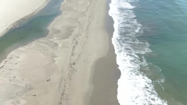 在美国加利福尼亚 沿着空旷的海滩向前进 露出令人惊奇的太平洋和1号高速公路岩石悬崖 在左手边通过 这是一个阳光灿烂的下午 — 图库视频影像