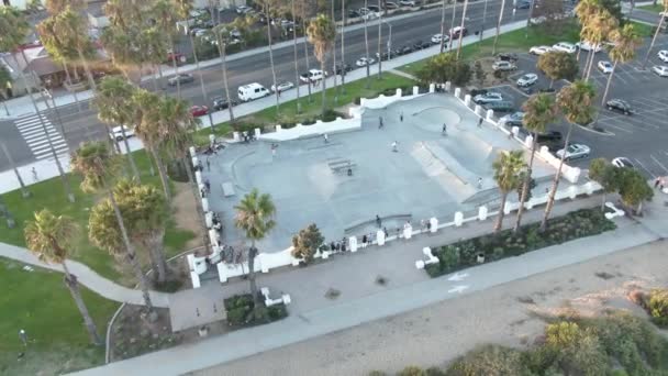 Aérea Circular Número Parque Skate Durante Atardecer Con Adultos Jóvenes — Vídeo de stock