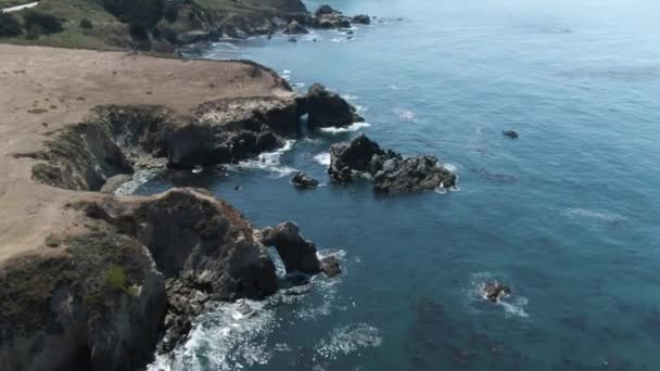 Ner Lutning Enorma Stenar Stranden Stilla Havet Nära Highway Kalifornien — Stockvideo