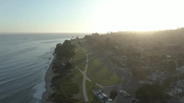 Wysoka Wysokość Nad Shoreline Park Santa Barbara Podczas Zachodu Słońca — Wideo stockowe