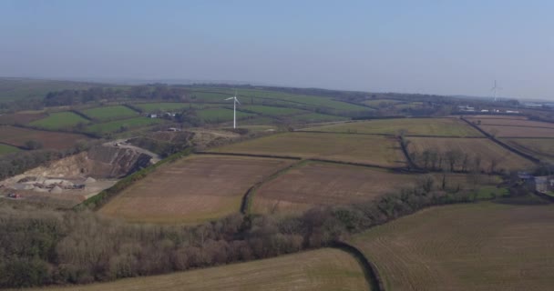 風力タービンはイギリスのコーンウォールに向かって飛ぶ ドローンによる空中風景 — ストック動画