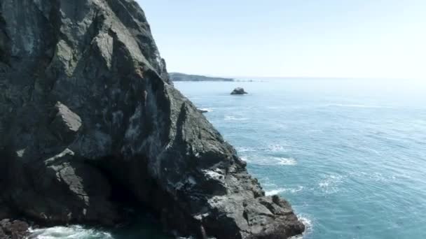 Cinematic Lage Hoogte Cirkelvormige Bewegen Rond Een Enorme Klif Met — Stockvideo