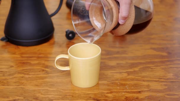 Kemex Servind Cafea Într Ceașcă Galbenă Închide — Videoclip de stoc