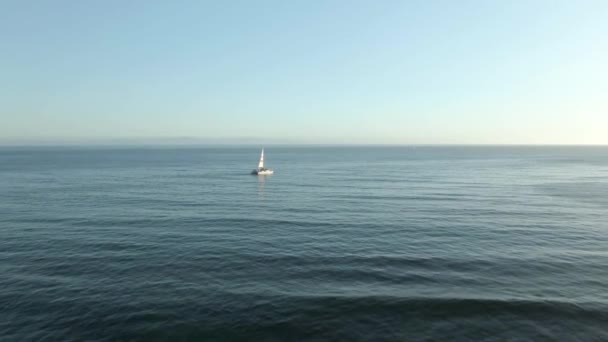 Långsamt Närmar Sig Turist Segelbåt Stilla Havet Nära Santa Barbara — Stockvideo
