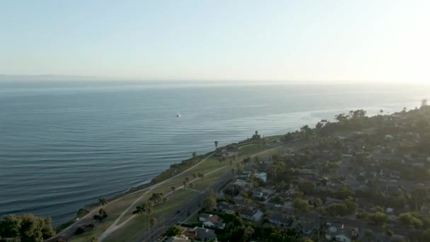 加利福尼亚圣巴巴拉北部上空的高空 在黄金时段监督海岸公园和太平洋 日落时 一艘小旅游船在水里 晴朗的天空 — 图库视频影像