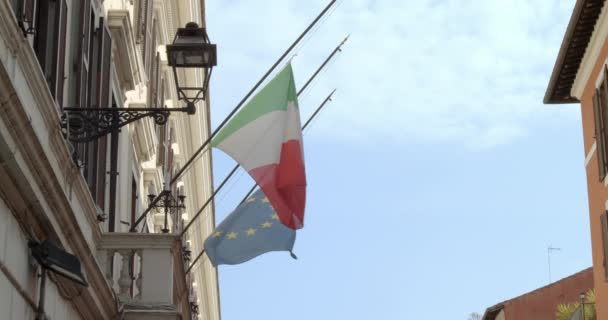 Flaga Włoska Flaga Europejska Powiewająca Wietrze Zwolnionym Tempie Włoskim Budynku — Wideo stockowe
