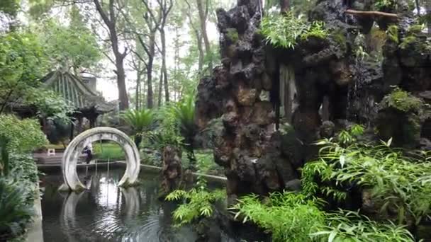 Видеозапись Искусственного Водопада Текущего Скалы Традиционном Китайском Саду Монастыре Вэньшу — стоковое видео