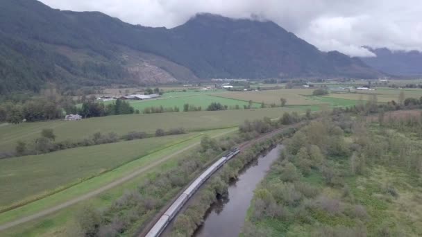 Tren Pasajeros Mueve Largo Los Campos Agassiz Canadá Las Vías — Vídeo de stock