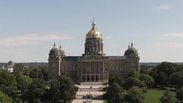 Telephoto Aerial Tracking Shot Iowa Statehouse Building Clear Summer Day — Stock Video