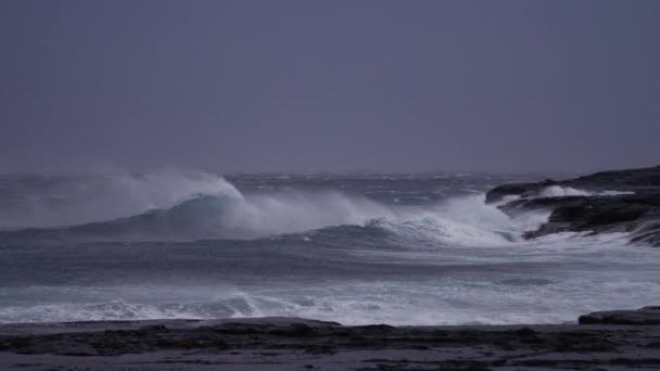 强烈的离岸风使海浪在海湾的岩石上翻滚而起 慢动作 — 图库视频影像
