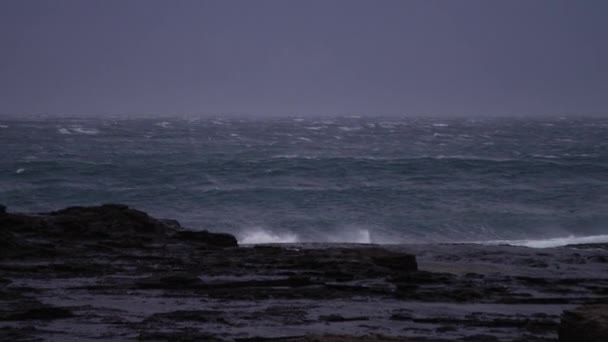 风暴期间 有大浪和大浪的多风的海洋缓慢地接近海岸线 — 图库视频影像