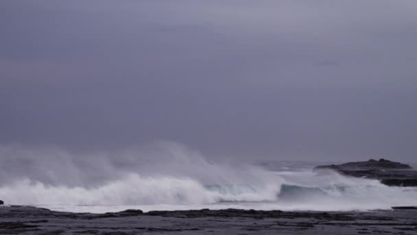 Fuertes Vientos Alta Mar Levantan Labio Las Olas Rompiendo Las — Vídeos de Stock