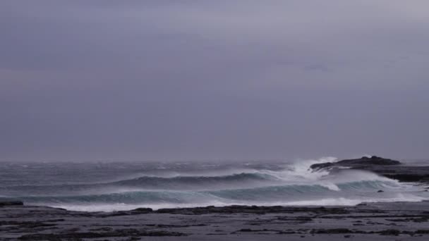 Oceano Tempestoso Con Forti Venti Offshore Che Sollevano Labbro Delle — Video Stock