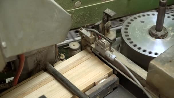 Části Okrajů Dřevotřískových Desek Přilepené Nábytkům Výrobní Stroj Během Procesu — Stock video