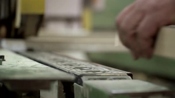 Chipboard Elemen Datar Akan Melalui Pengolahan Tepi Suku Cadang Furnitur — Stok Video