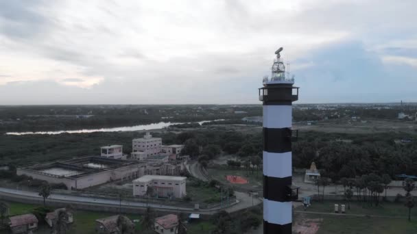 印度蓬迪埃里港口附近一座灯塔被无人驾驶飞机击中的4K航拍照片 — 图库视频影像