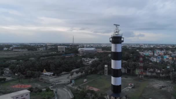 Pandangan Udara Dari Sebuah Mercusuar Dekat Pelabuhan Ditembak Dengan Drone — Stok Video
