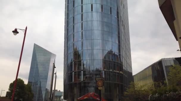 Inclinación Cámara Diurna Del Bloque Oficinas Vidrio Londres Subiendo 24Fps — Vídeo de stock