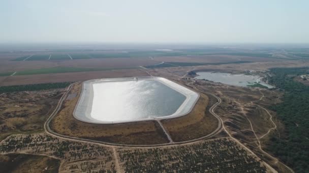 Luftaufnahmen Eines Landwirtschaftlichen Wasserreservoirs Einem Großen Bereich Von Feldern — Stockvideo