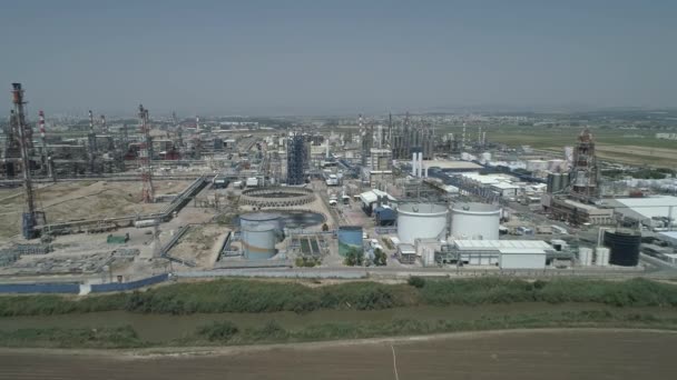Luftaufnahmen Einer Großen Ölraffinerie Mit Rauchschwaden Und Erdöltanks — Stockvideo