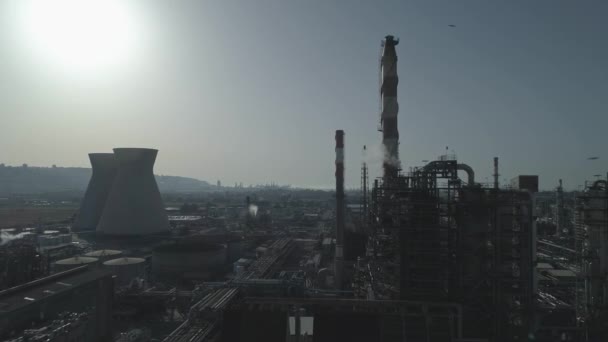 Sylwetka Rafinerii Ropy Naftowej Dużą Skalę Stosami Dymu Zbiornikami Składowania — Wideo stockowe