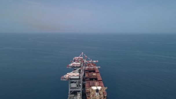 Luchtbeelden Van Een Grote Bulkcarrier Die Steenkool Ontlaadt Voor Een — Stockvideo