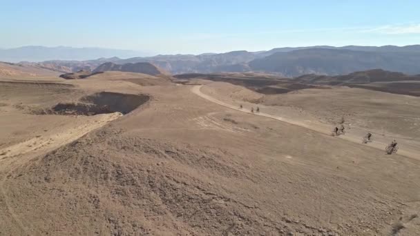 Imágenes Aéreas Grupo Ciclistas Montando Pistas Ciclismo Desierto — Vídeo de stock