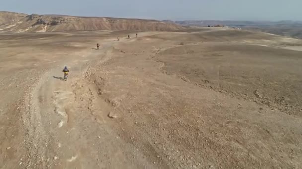 Riprese Aeree Gruppo Ciclisti Che Pedalano Piste Ciclabili Nel Deserto — Video Stock