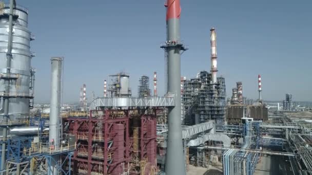 Nagrania Lotnicze Rafinerii Ropy Naftowej Dużą Skalę Stosami Dymu Zbiornikami — Wideo stockowe