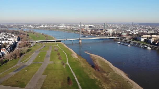 Drone Duesseldorf Oberkasseler Bruecke Altstadt Güneşli Kış Havasında Nehir Kenarındaki — Stok video